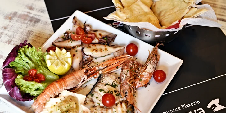 Mořská hostina s vínem a citronovým likérem pro dva v restauraci Casanova