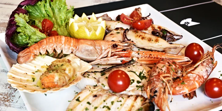 Mořská hostina s vínem a citronovým likérem pro dva v restauraci Casanova