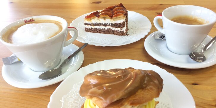 Káva s dortíky dle výběru: espresso i latté a větrník, medovník či harlekýn