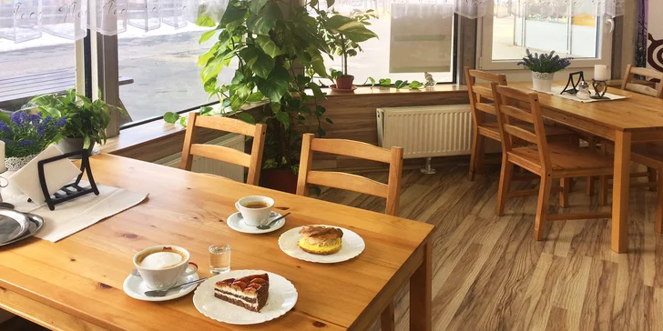 Káva s dortíkem dle výběru: espresso i latté a větrník, florida či harlekýn