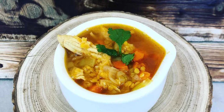 Obědové menu ve fresh baru: polévka dle výběru a mrkvový nebo čokoládový dezert