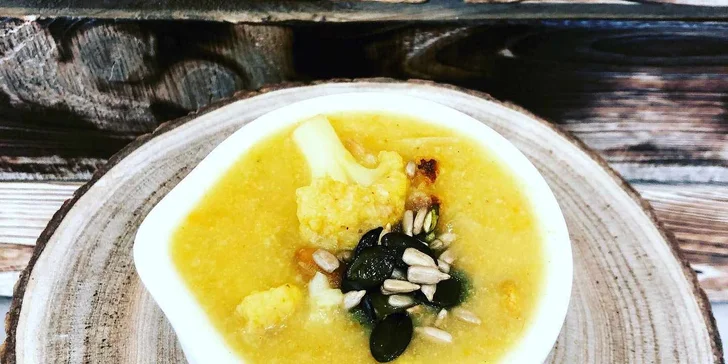 Obědové menu ve fresh baru: polévka dle výběru a mrkvový nebo čokoládový dezert