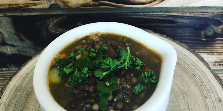 Obědové menu ve fresh baru: polévka dle výběru a mrkvový nebo čokoládový dezert