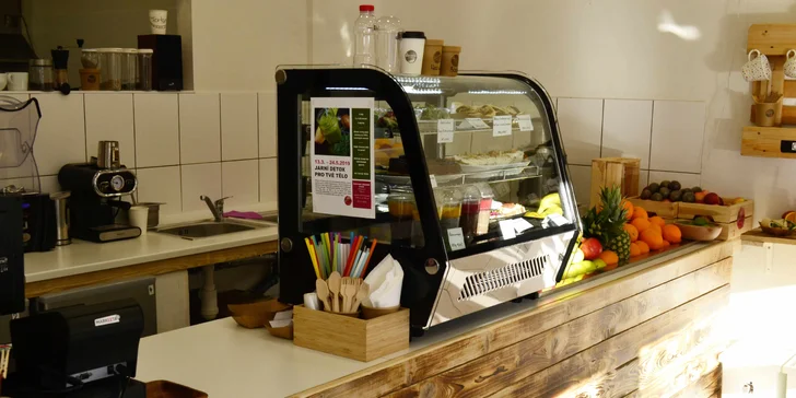 Obědové menu ve fresh baru: polévka dle výběru a mrkvový nebo čokoládový dezert