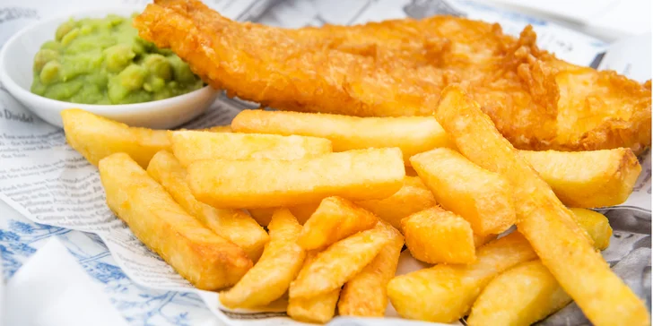 Fish & chips: treska v pivním těstíčku, hranolky z čerstvých brambor a hrášková mayo
