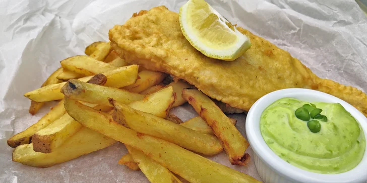 Fish & chips: treska v pivním těstíčku, hranolky z čerstvých brambor a hrášková mayo