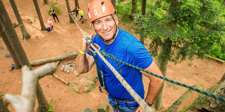 Adrenalinová bomba: slaňování a zipline dráha s instruktorem a zapůjčením vybavení