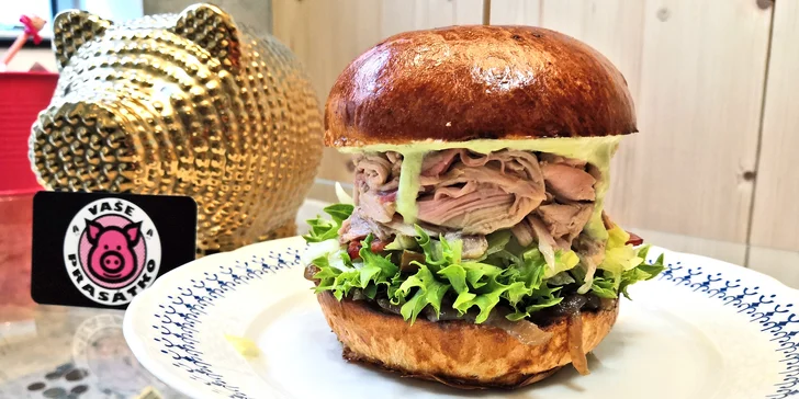 Prasátkový superburger z trhaného masa, v máslové housce s grilovanou slaninou pro 1 či 2 osoby