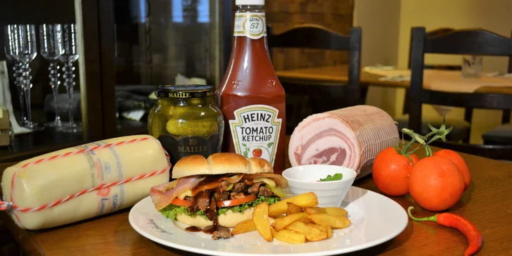 Burger s trhanou hovězí plecí v bramborové bulce a domácí hranolky pro 1 i 2 osoby