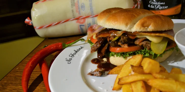 Burger s trhanou hovězí plecí v bramborové bulce a domácí hranolky pro 1 i 2 osoby
