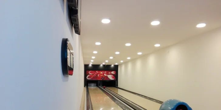 Pořádná nálož kuřecích křídel i s hranolky a hodina bowlingu až pro 8 hráčů