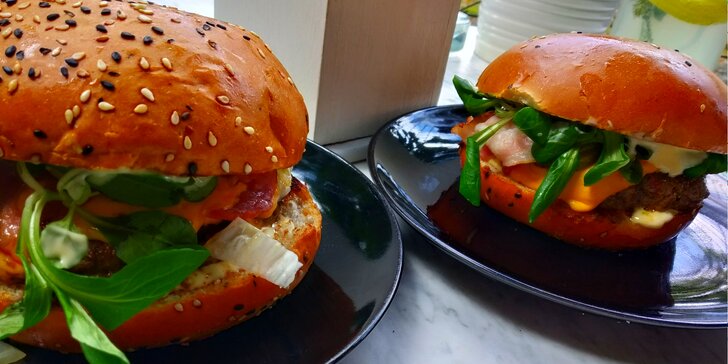 Poctivý burger v zahradní restauraci ve Štruncových sadech: 3 druhy