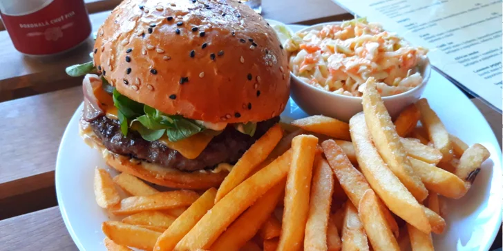 Poctivý burger v zahradní restauraci ve Štruncových sadech: 3 druhy
