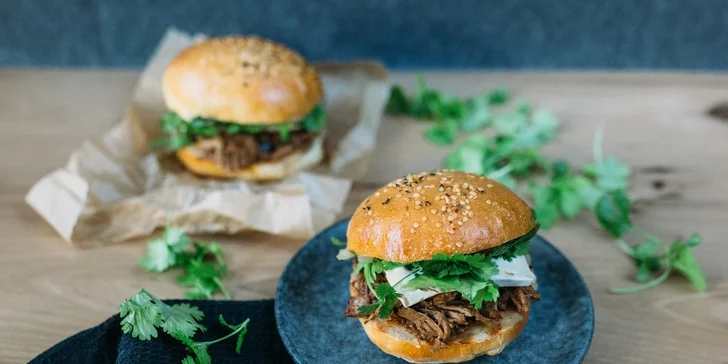 Burger s trhaným vepřovým nebo hovězím masem a steakové hranolky v restauraci Evropa