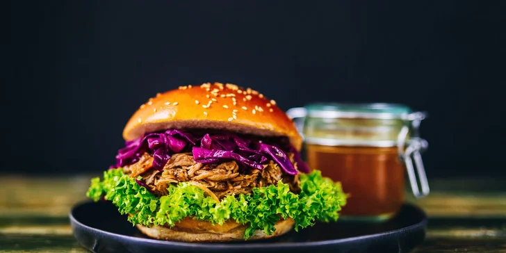 Burger s trhaným vepřovým nebo hovězím masem a steakové hranolky v restauraci Evropa