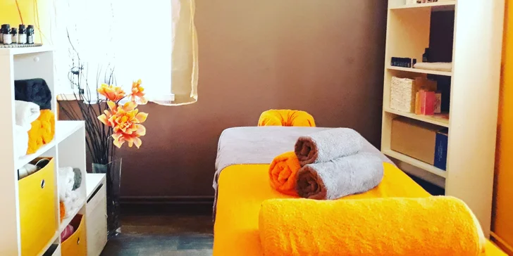 Relaxační masáž zad, hřejivé lávové kameny i zklidňující levandule