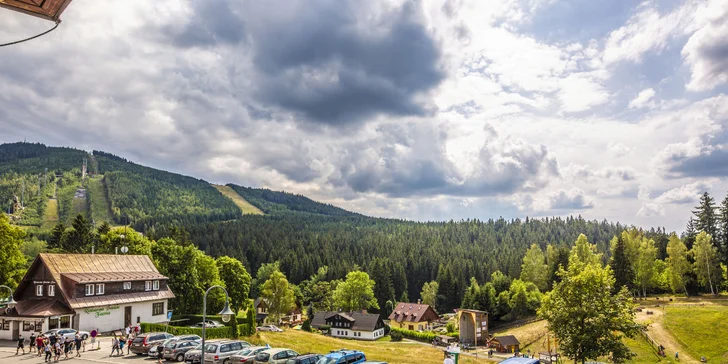 Relax v Harrachově: luxusní apartmán s vířivkou, saunou a snídaněmi