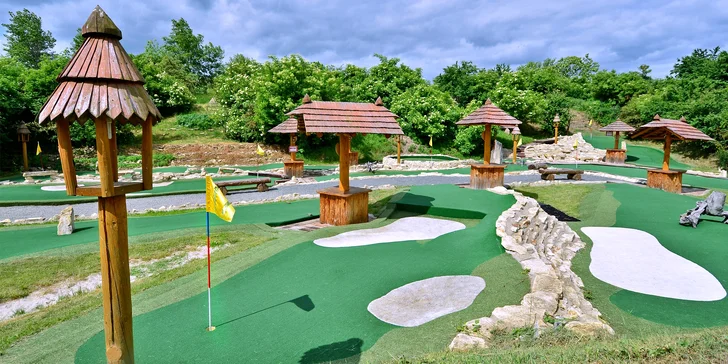 Minigolf kousek od Prahy: 80 minut zábavy pro 2 dospělé i rodiny s dětmi