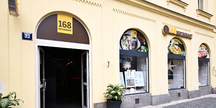 Sushi sety v Restauraci 168: 24 až 50 rolek, thajská polévka i mangový salát