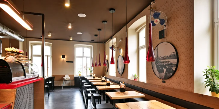 Sushi sety v Restauraci 168: 24 až 50 rolek, thajská polévka i mangový salát