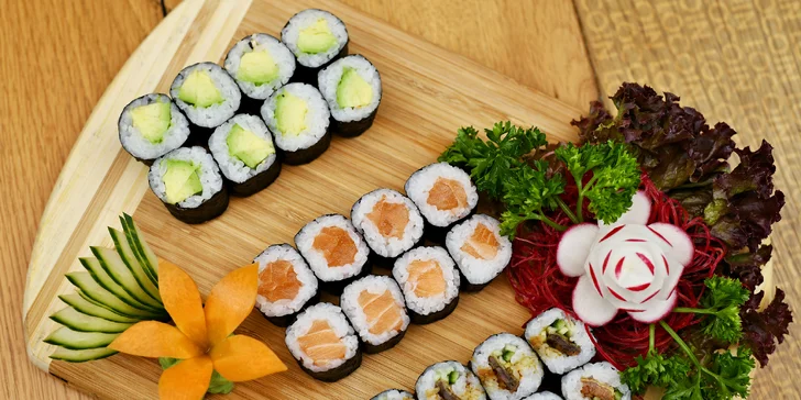 Sushi sety v Restauraci 168: 24 až 50 rolek, thajská polévka i mangový salát