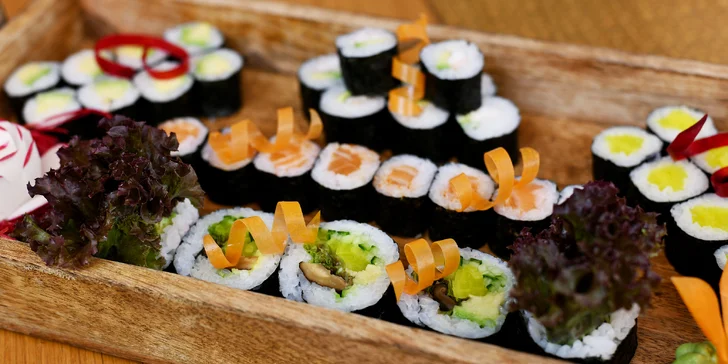 Sushi sety v Restauraci 168: 24 až 50 rolek, thajská polévka i mangový salát