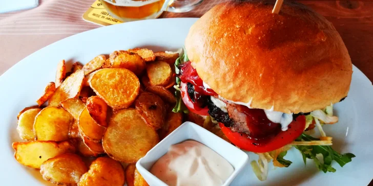 Pořádný burger pro 1 či 2 osoby, domácí bramborové chipsy a tatarka
