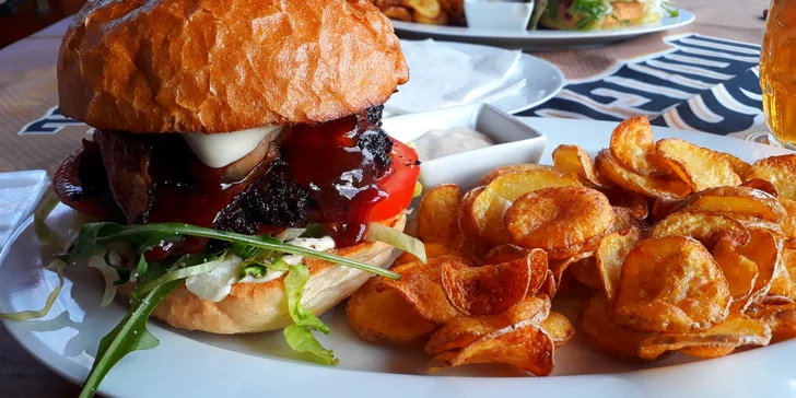 Pořádný burger pro 1 či 2, domácí bramborové chipsy a tatarka