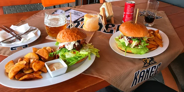 Pořádný burger pro 1 či 2 osoby, domácí bramborové chipsy a tatarka