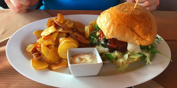 Pořádný burger pro 1 či 2, domácí bramborové chipsy a tatarka
