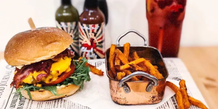 Burger s hranolky dle výběru: guacamole s jalapeños, čedar i limetková majonéza
