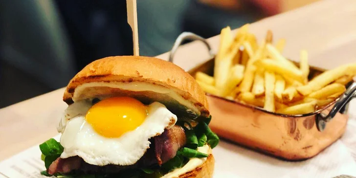 Burger s hranolky dle výběru: guacamole s jalapeños, čedar i limetková majonéza