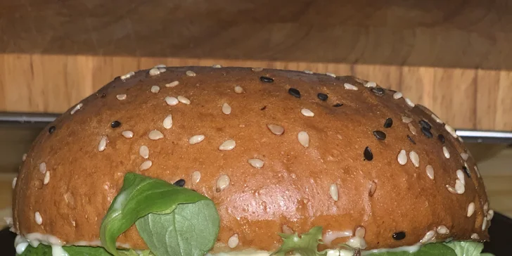 Poctivý burger v zahradní restauraci ve Štruncových sadech: 3 druhy