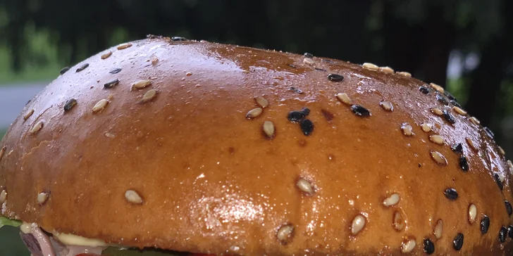 Poctivý burger v zahradní restauraci ve Štruncových sadech: 3 druhy