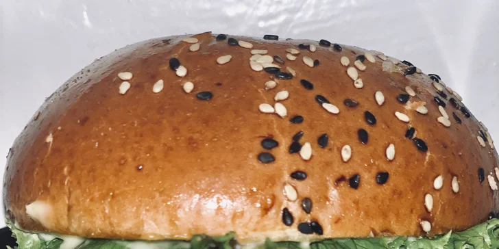 Poctivý burger v zahradní restauraci ve Štruncových sadech: 3 druhy