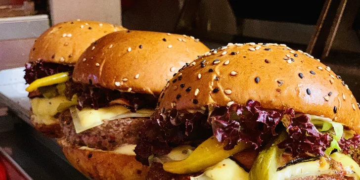 Poctivý burger v zahradní restauraci ve Štruncových sadech: 3 druhy