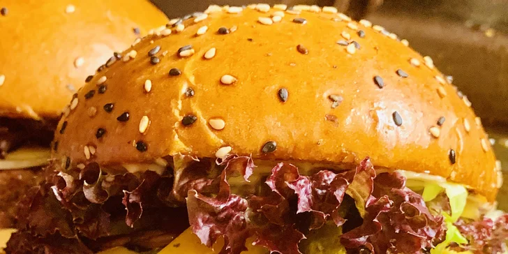 Poctivý burger v zahradní restauraci ve Štruncových sadech: 3 druhy