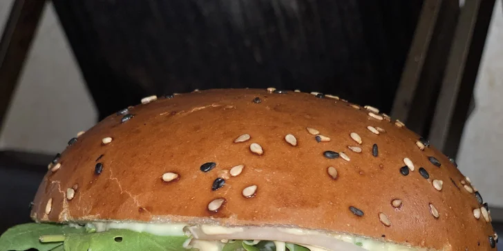 Poctivý burger v zahradní restauraci ve Štruncových sadech: 3 druhy