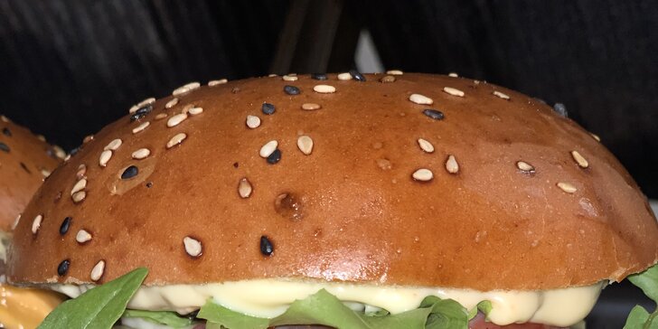 Poctivý burger v zahradní restauraci ve Štruncových sadech: 3 druhy
