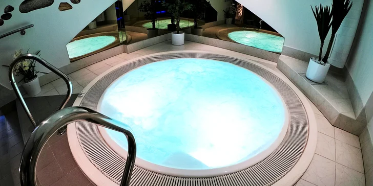 Privátní wellness s lahví prosecca pro pár: 60–90 minut relaxace v naprostém soukromí