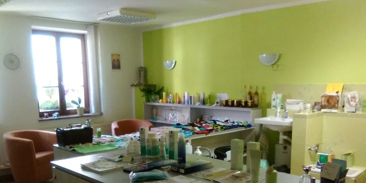 Pro lehké našlapování: pedikúra s relaxační koupelí, lakováním i peelingem