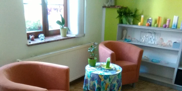Pro lehké našlapování: pedikúra s relaxační koupelí, lakováním i peelingem