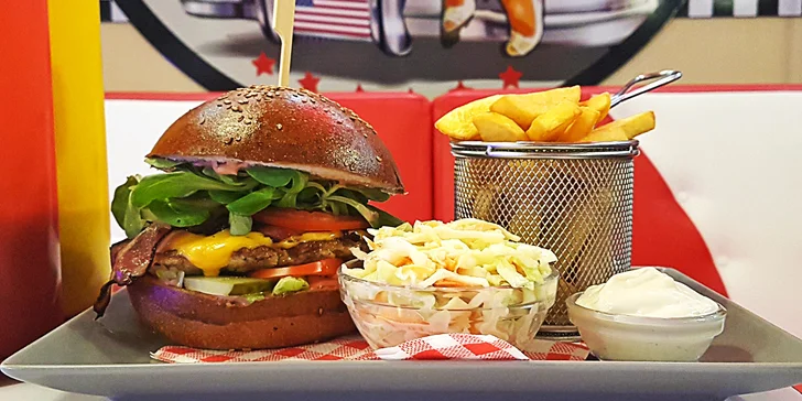 Kuřecí nebo vege burger podle výběru i s hranolky a dipem