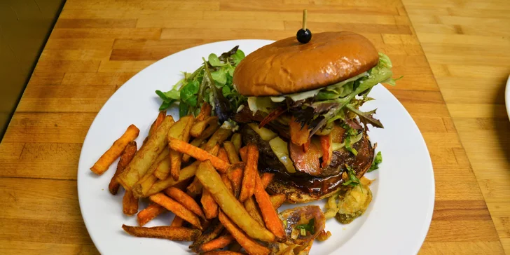 Skvělý burger dle výběru ze 2 druhů: hovězí maso s jalapeños či se sýrovými nugetami a hranolky