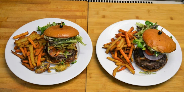 Skvělý burger dle výběru ze 2 druhů: hovězí maso s jalapeños či se sýrovými nugetami a hranolky
