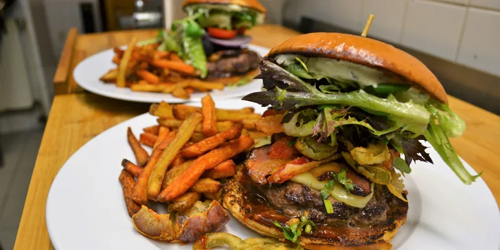 Skvělý burger dle výběru ze 2 druhů: hovězí maso s jalapeños či se sýrovými nugetami a hranolky