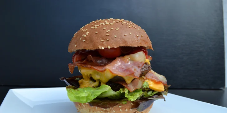 Pořádná nálož masa: T-Rex Burger a hranolky k tomu