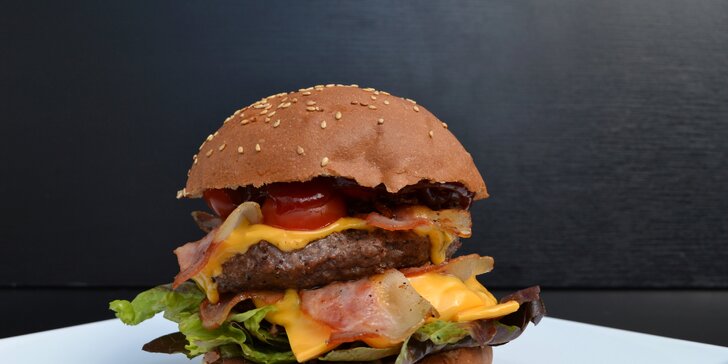 Pořádná nálož masa: T-Rex Burger a hranolky k tomu