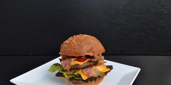 Pořádná nálož masa: T-Rex Burger a hranolky k tomu