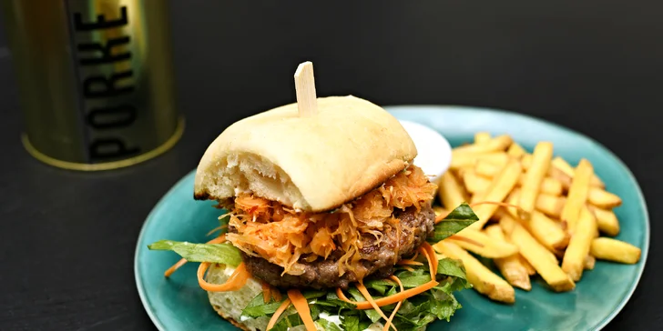 Iberico kimchi burger: maso z černých vepřů, kimchi zelí, hranolky a yuzu majonéza